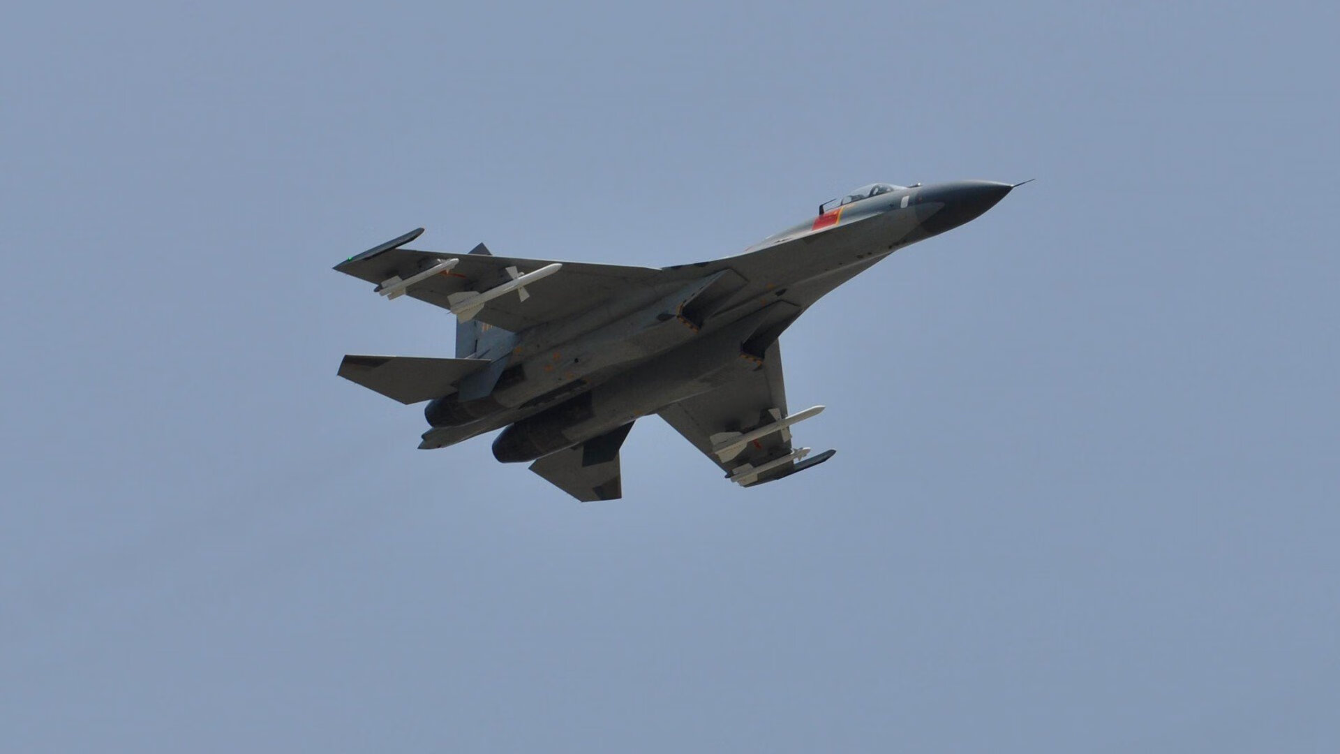 _温暖瞬间：运动员赛后帮助对手站起来_，运动员受伤后继续比赛的精神